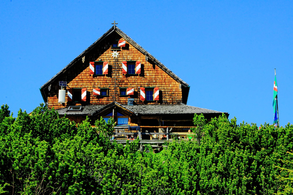 PeterWiechenthalerHütte Die Hütte am Rand des