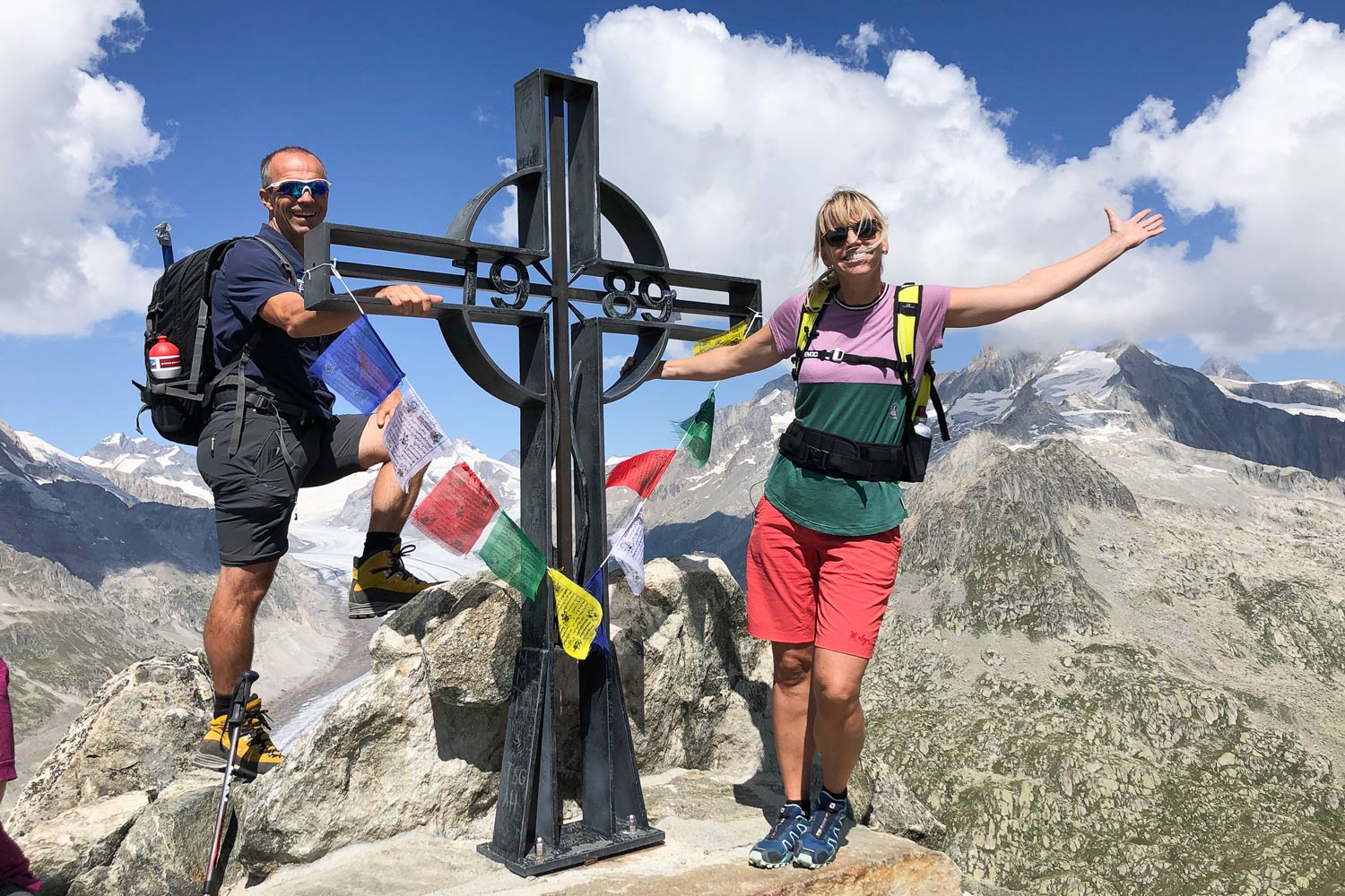 Wandeling naar een kruis op een bergtop