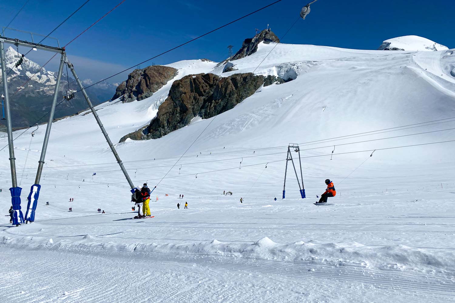 Skiën op de gletsjer boven Zermatt